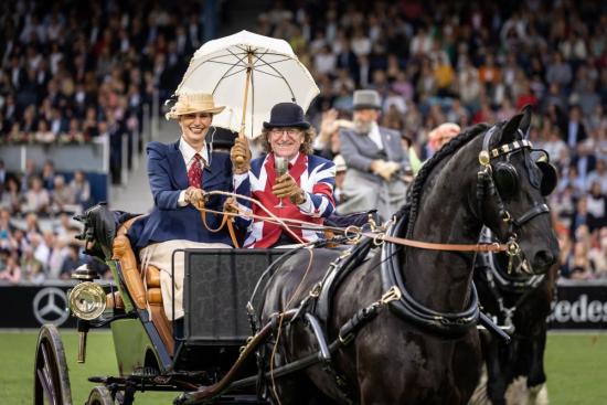 Very British: Alexandra Keller mit Partner Peter Halliday und dem Friesen Quinten