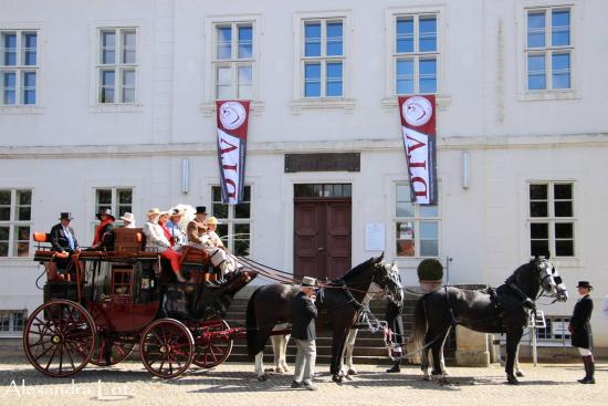 Unterwegs wie anno dazumal: Road Coach am Landstallmeisterhaus. Foto: Alexandra Lotz